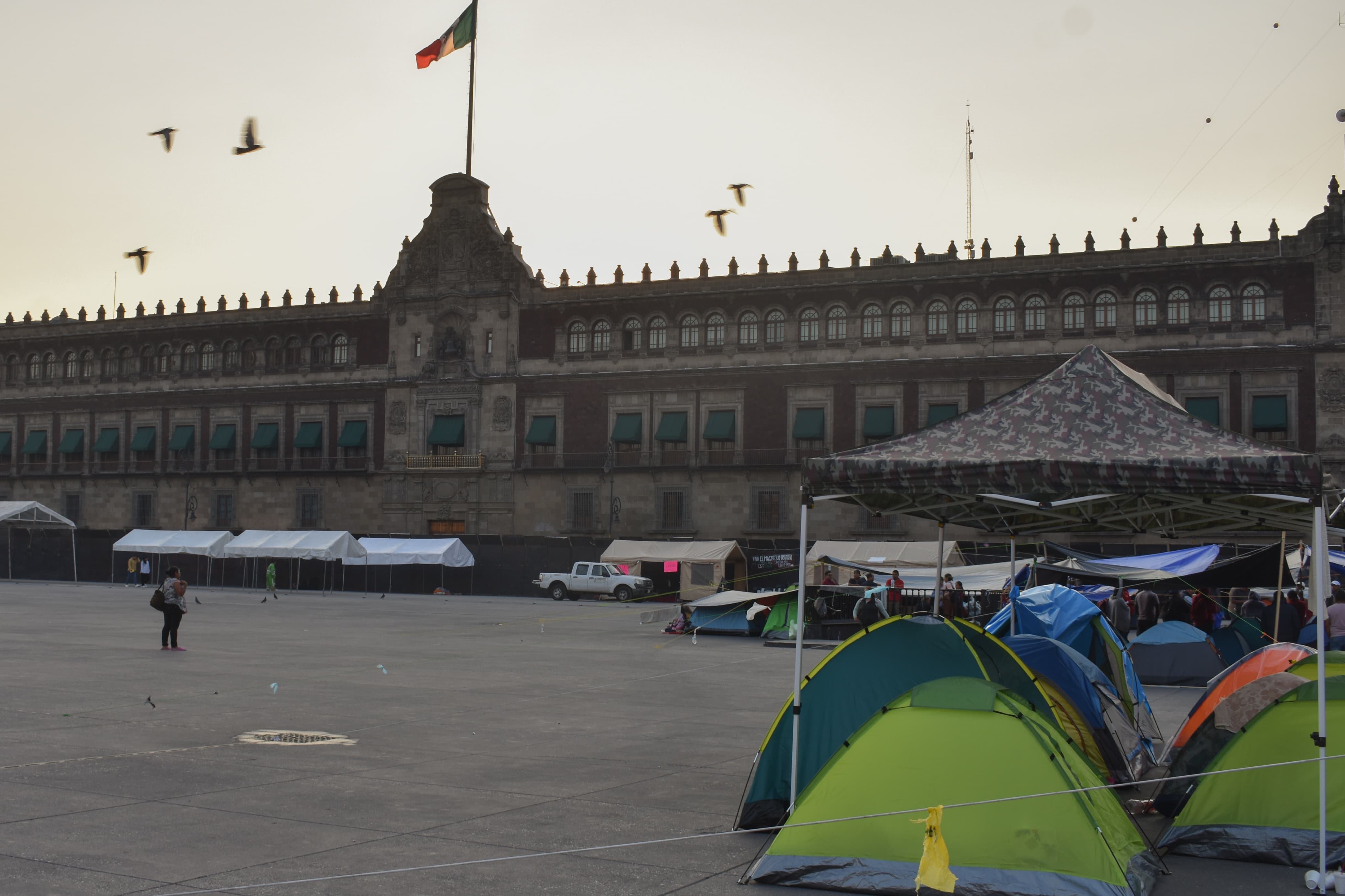 Espera AMLO que CNTE retire plantón en el Zócalo antes del cierre de campaña de Sheinbaum