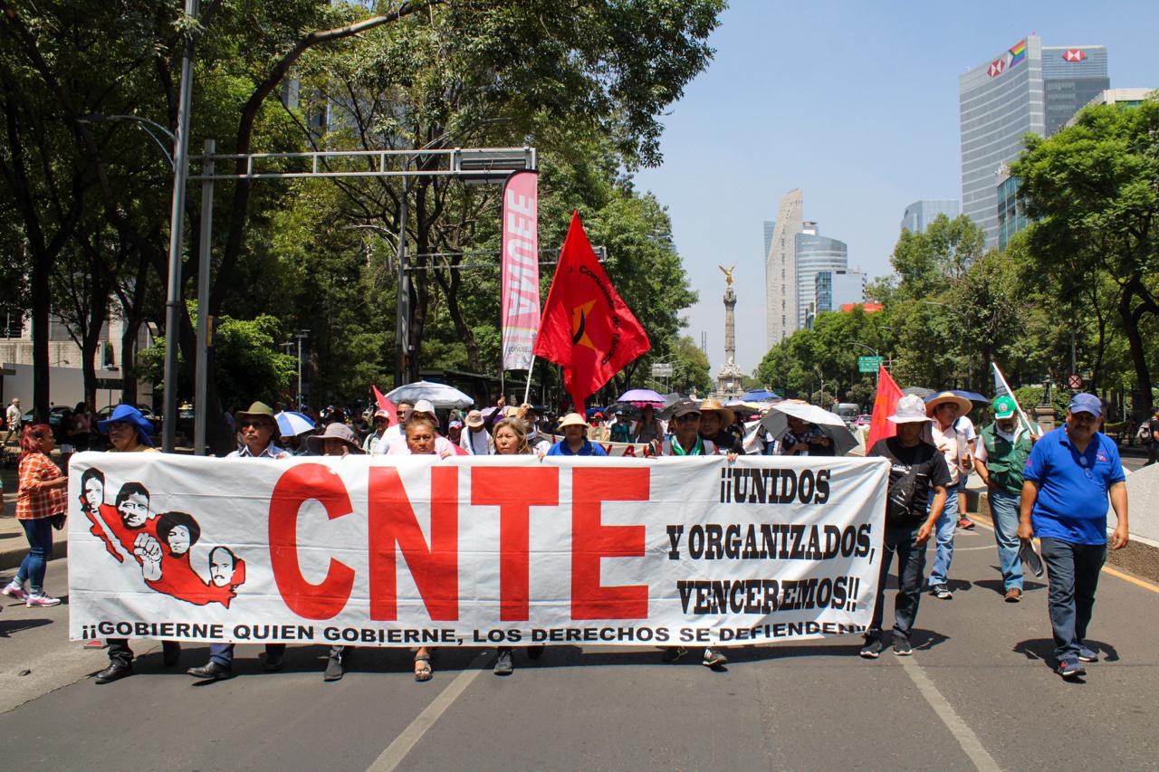 López Obrador destaca lucha de la CNTE
