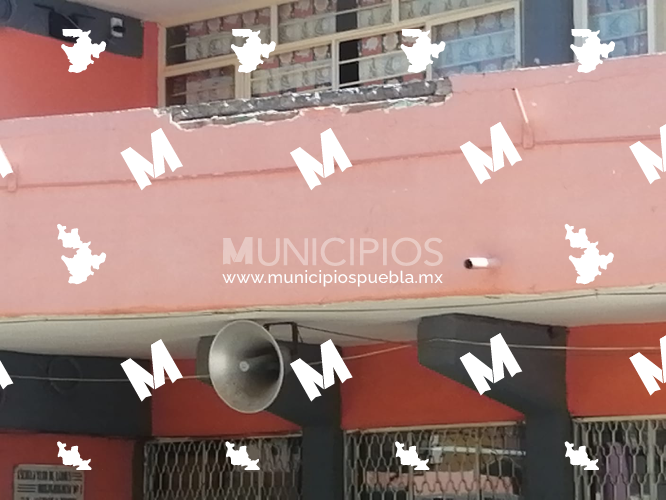 Cae marquesina al interior de escuela en Texmelucan