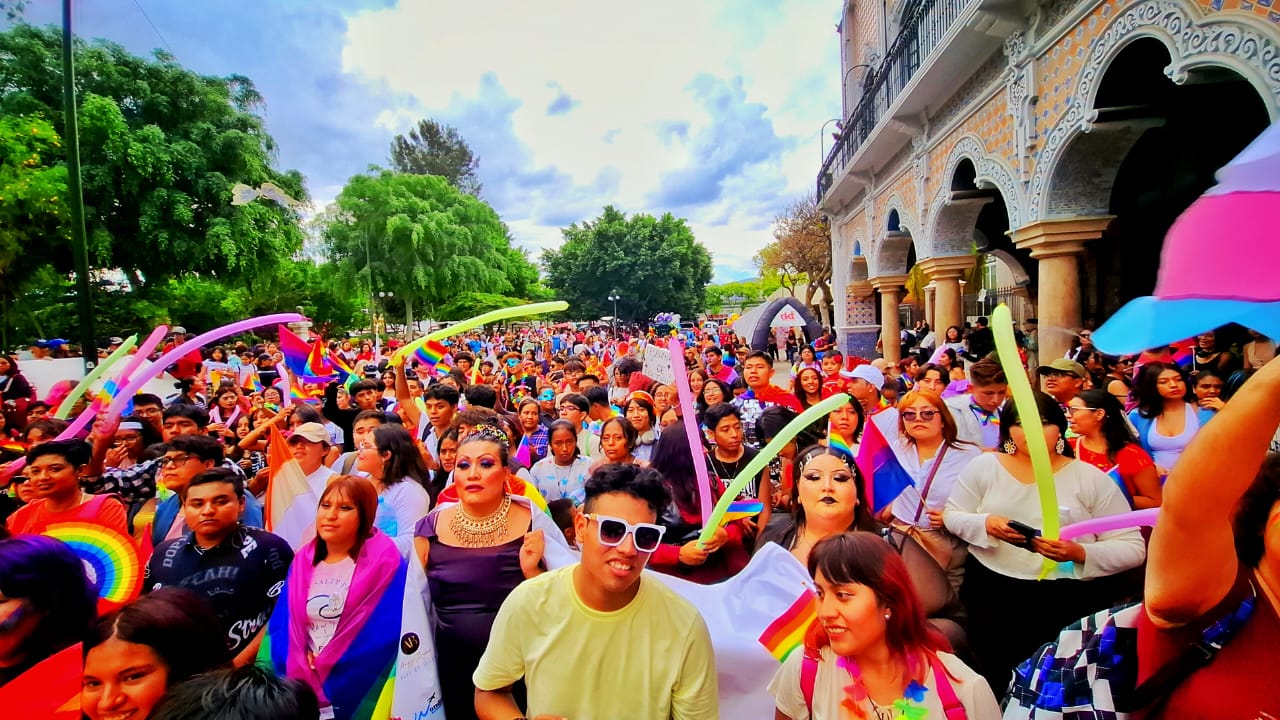 Se iluminan calles de Tehuacán de arcoíris con la marcha del Orgullo LGBTTTI