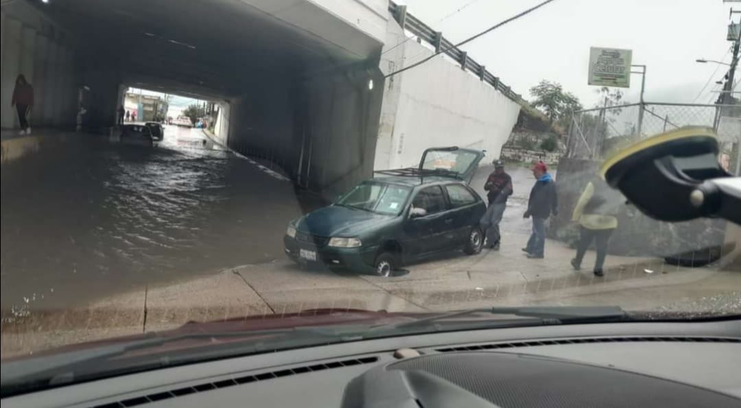 Lluvias dejan encharcamientos y vehículos varados en Texmelucan