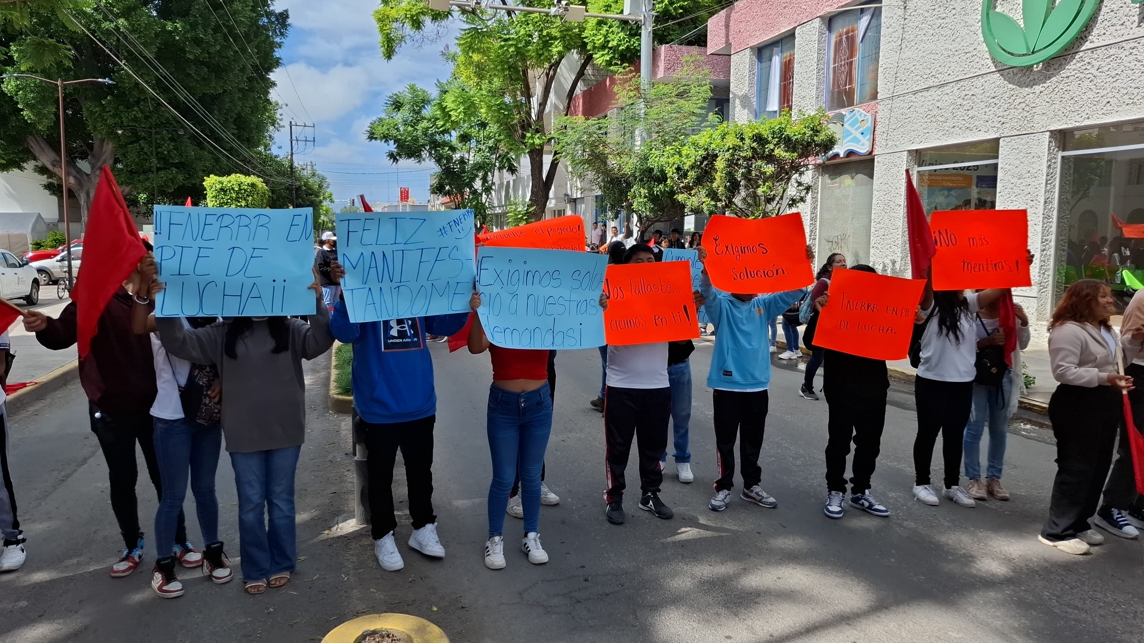 Estudiantes de la prepa Pablo Neruda en Tehuacán exigen construcción de aulas