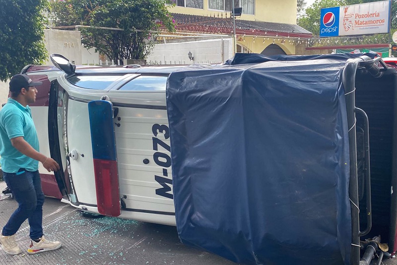 VIDEO Alcaldesa saliente y edil electo de Tecomatlán sufren volcadura