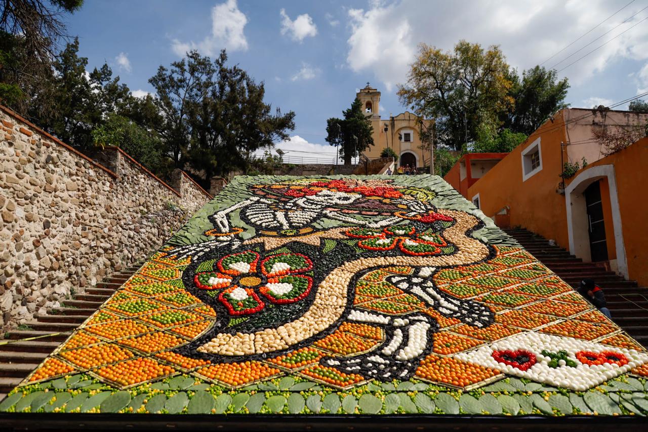 Colocan catrina monumental de frutas y verduras en Escalinatas del Vecino