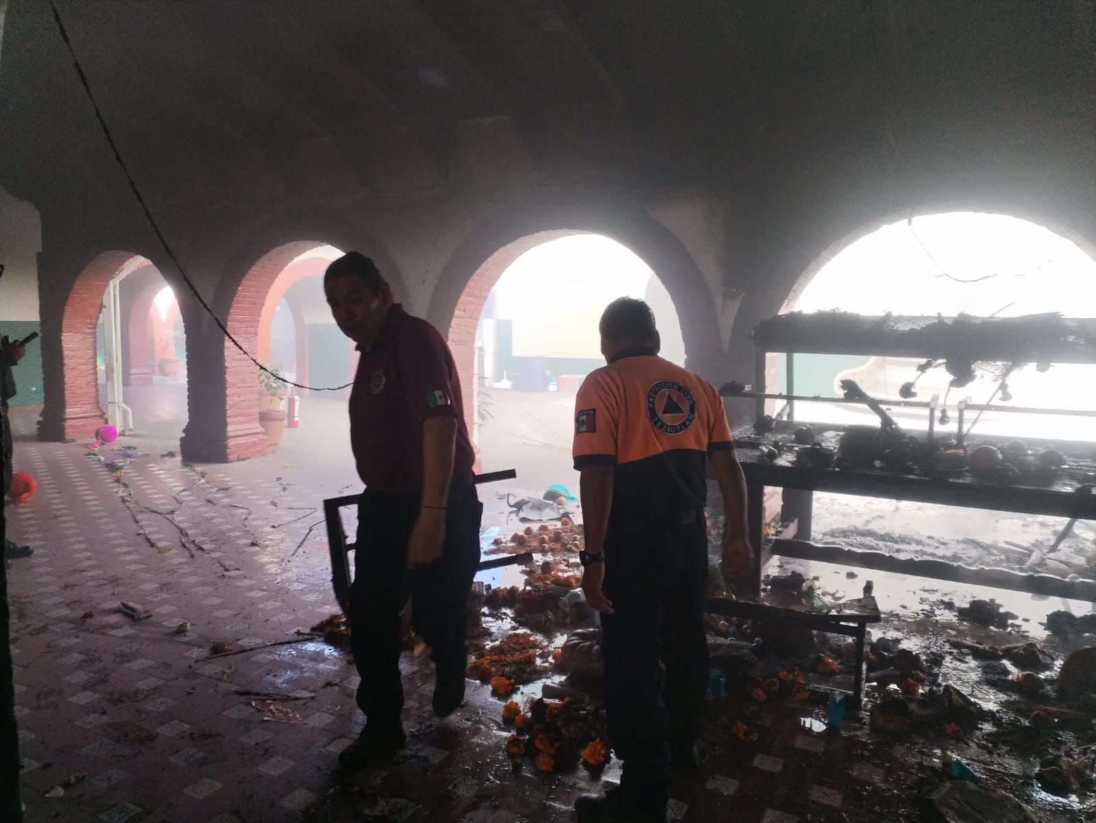 Se registra incendio en altar de muertos en escuela de Teziutlán