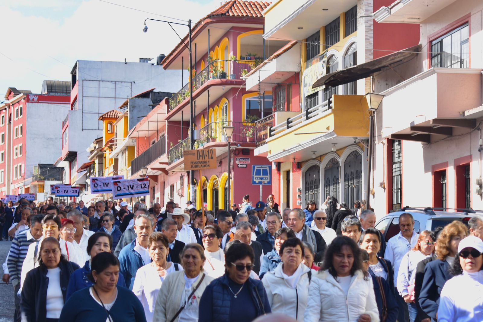 Con marcha recuerdan a maestros mártires de la educación en Teziutlán