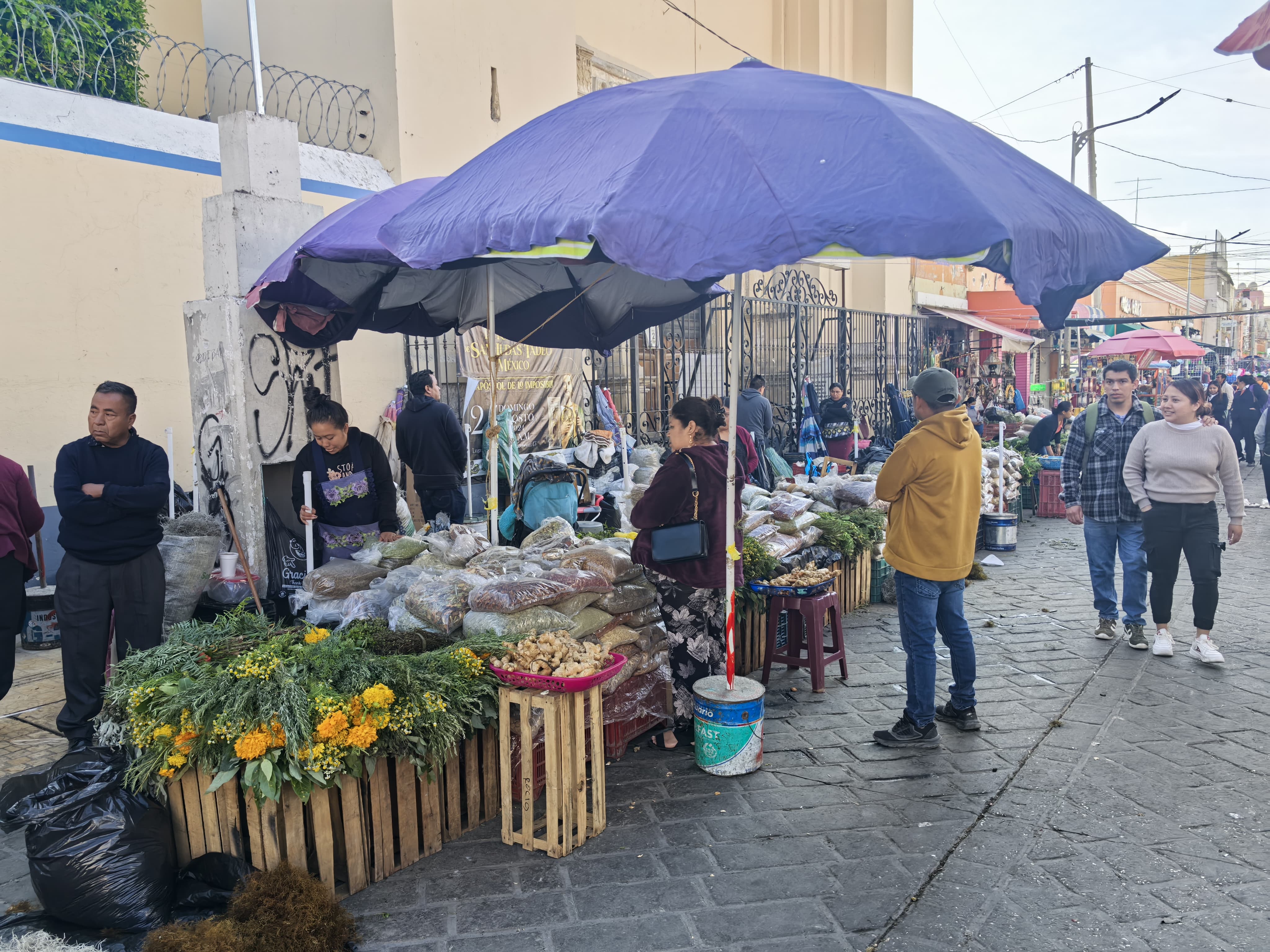 Se confronta personal de Fomento Comercial y vendedoras de hierbas por instalación en Tehuacán 