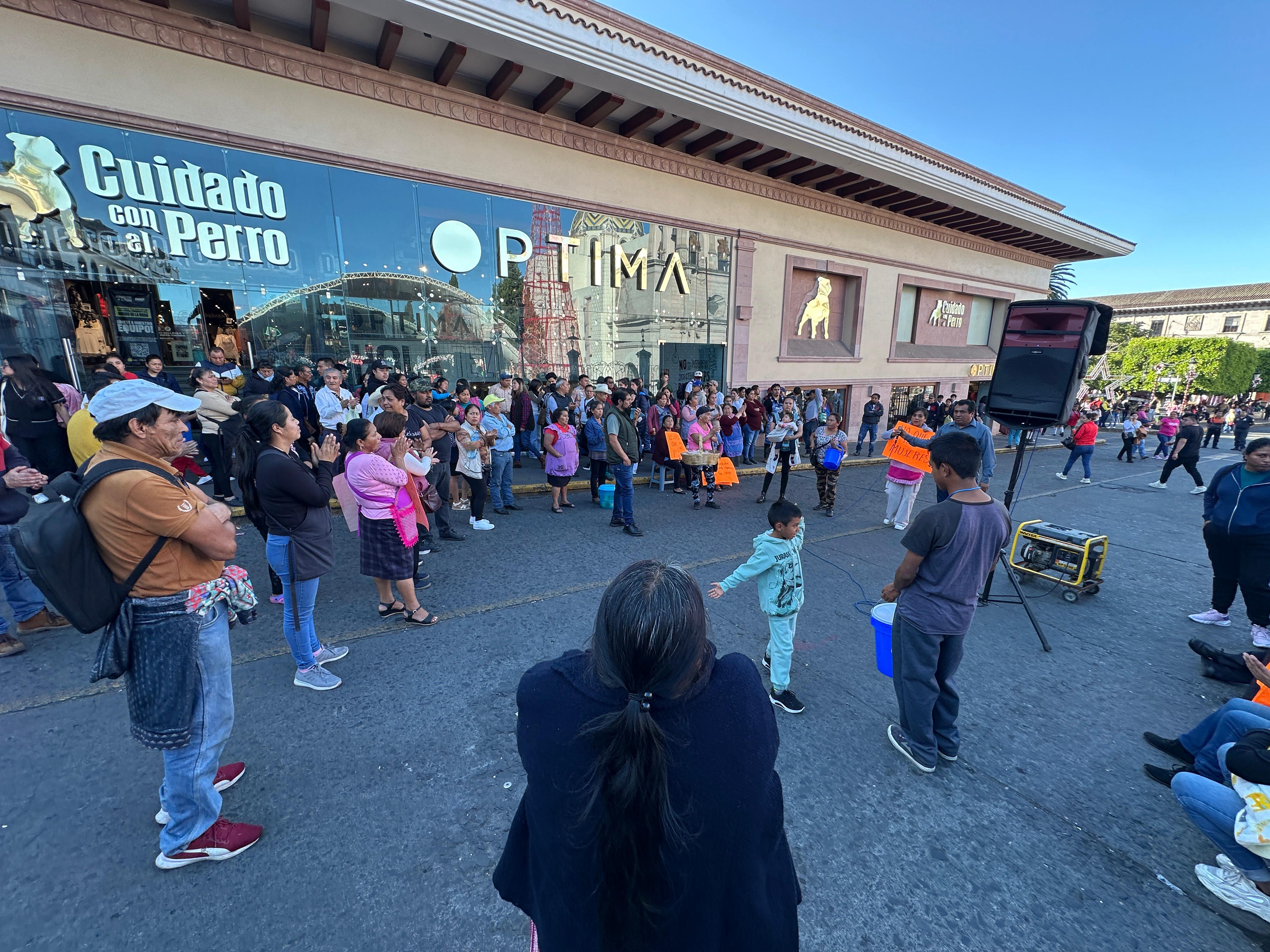 Comerciantes se oponen al reordenamiento de ambulantes en las calles de Teziutlán