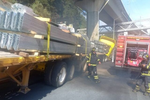 Tráiler sin frenos provoca choque múltiple en la México-Toluca