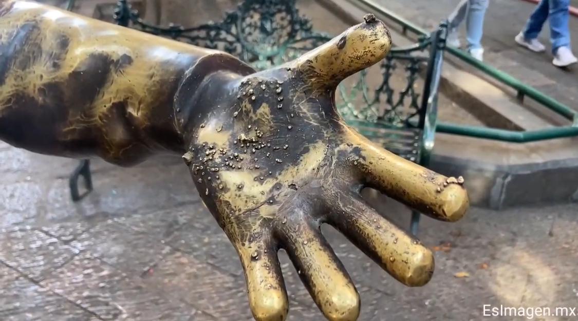 Sin su libro, amanece escultura de Hugo Leicht en Puebla capital 