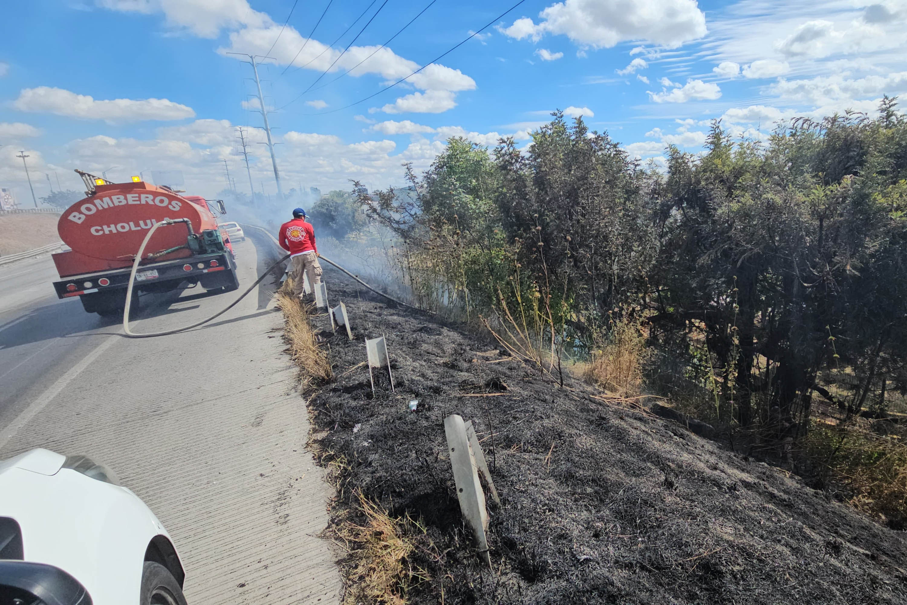 VIDEO Se registra incendio de pastizales en el Periférico Ecológico