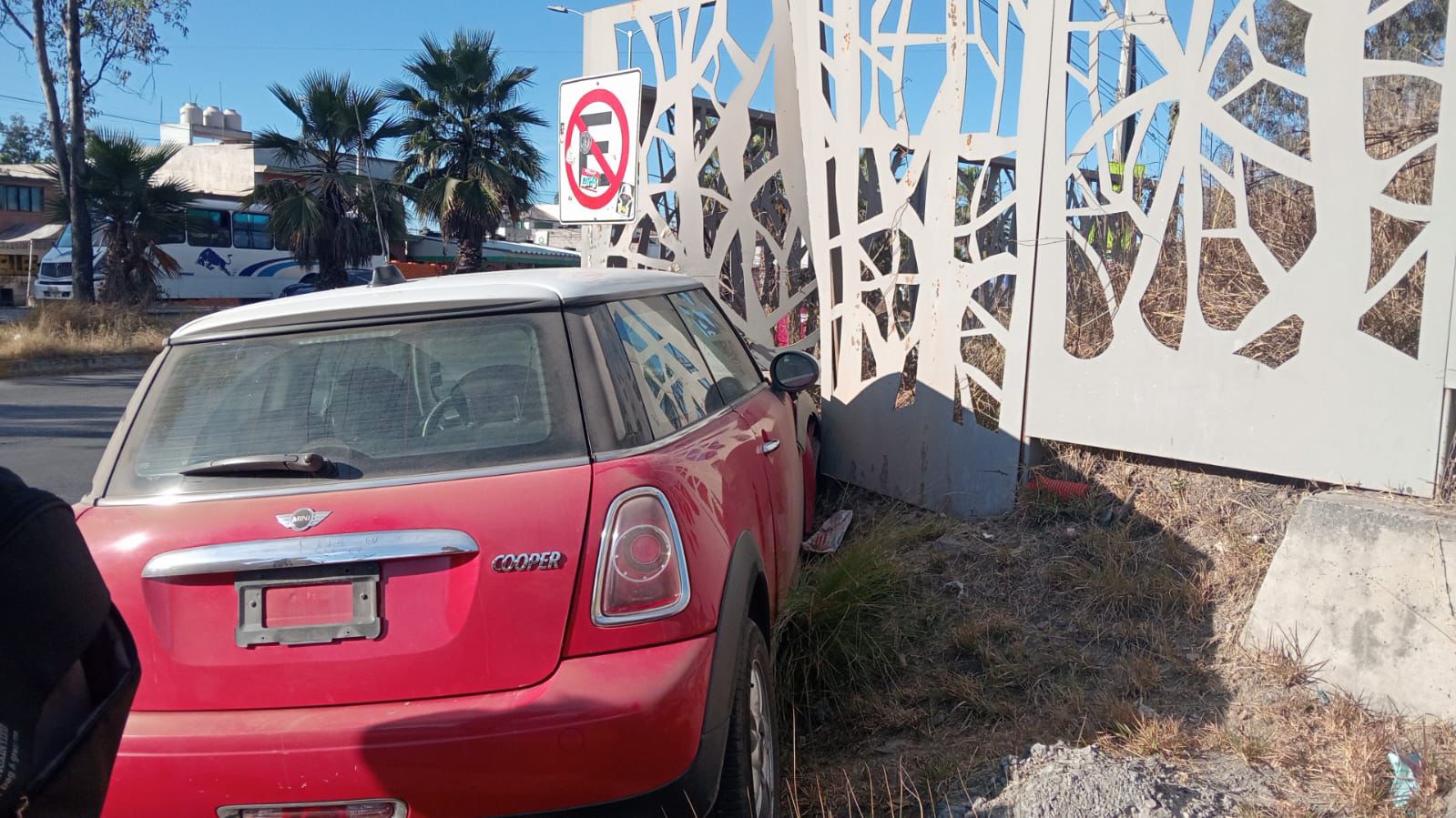 Abandonan mini Cooper tras impactarse en Vía Amalucan