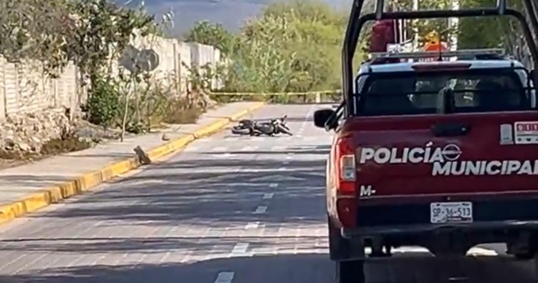 Balean a joven cuando circulaba en su motocicleta en San Pablo Tepetzingo, Tehuacán