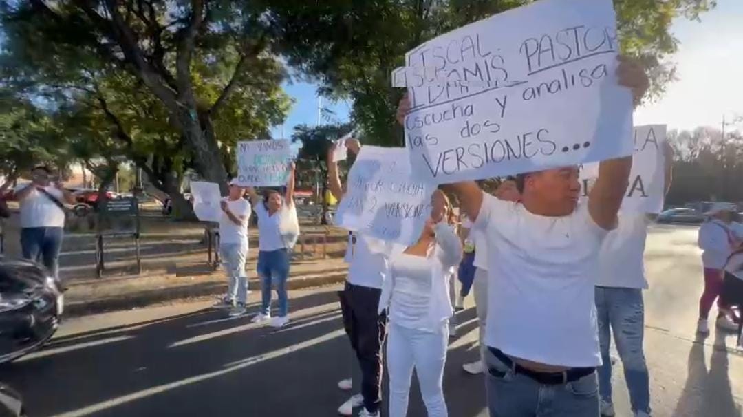 Se manifiestan afuera de FGE familiares de Jessica N; piden dialogar con la fiscal