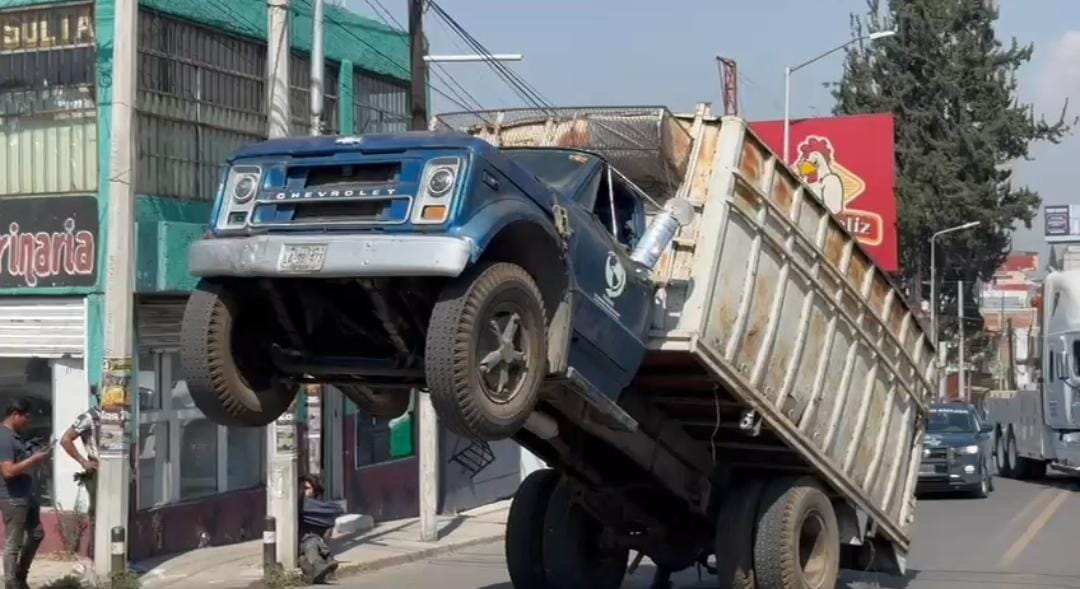 Queda en dos ruedas camión de carga sobre la 16 de septiembre en Puebla capital