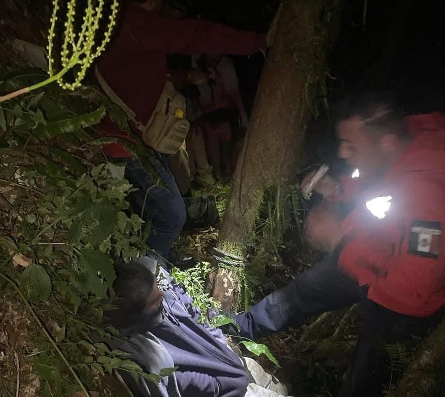 Rescatan a hombre de barranca de Tlatlauquitepec 