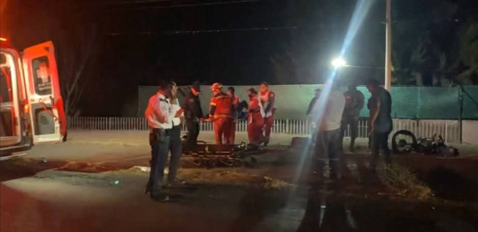 Fuerte accidente entre dos vehículos y motocicleta deja 3 lesionados en Tehuacán 