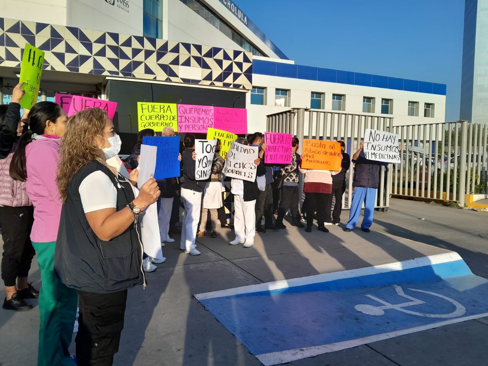 Se manifiestan trabajadores del Hospital General de Cholula en contra de directora 