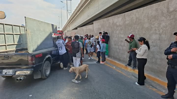 Bloquean vía corta a Santa Ana vecinos de la zona; piden instalación de semáforos 
