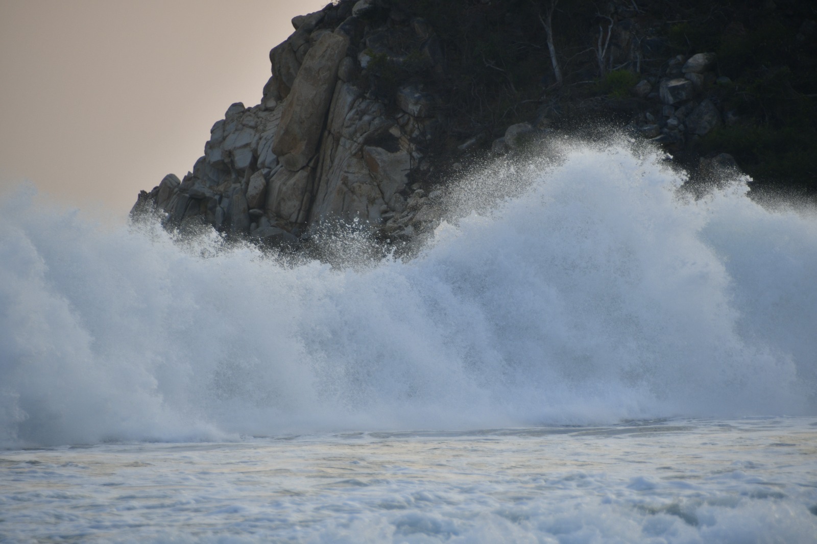 Alertan por Mar de Fondo en playas de Acapulco