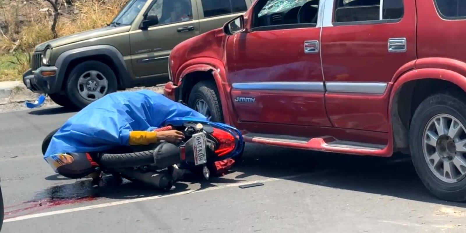 Muere motociclista al ser arrollado por camioneta en Izúcar