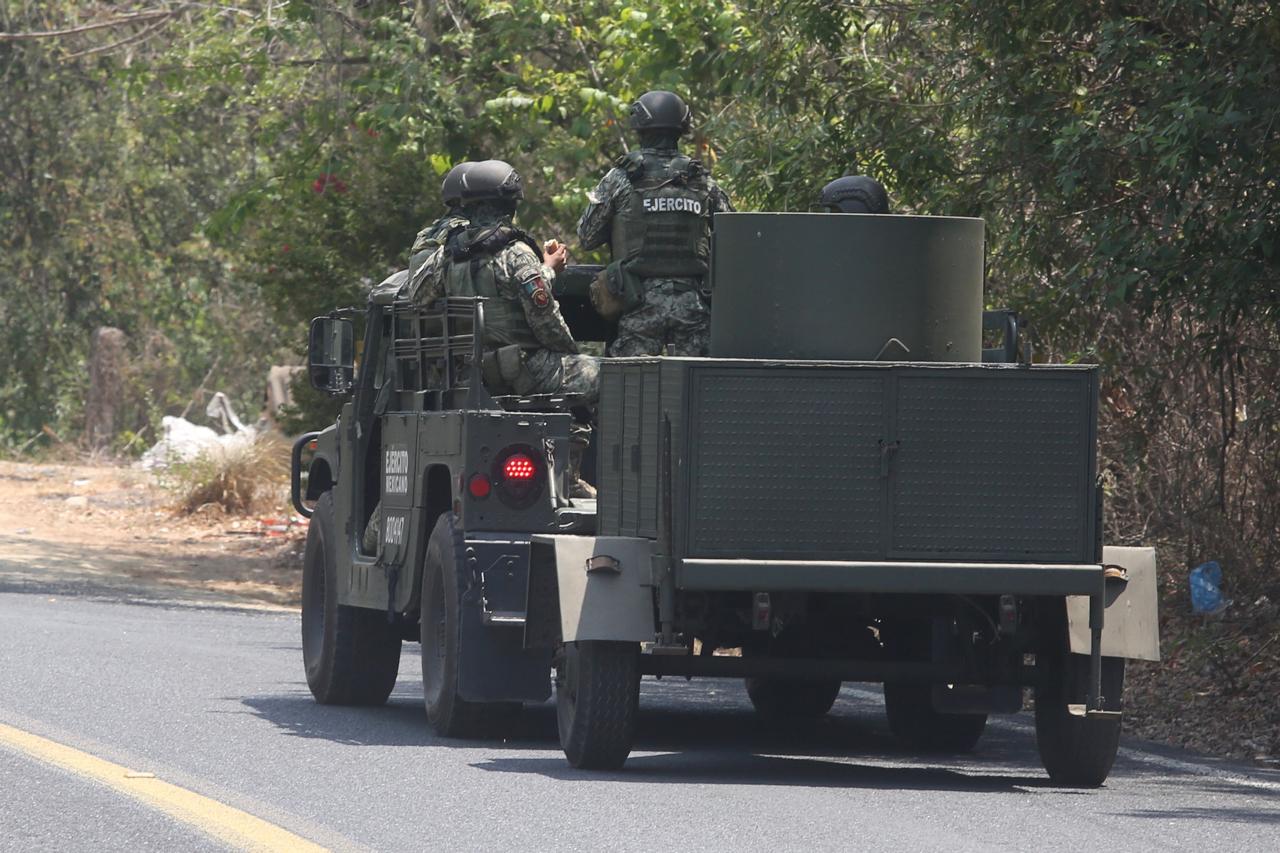 Desactiva Ejército explosivos encontrados en la carretera federal Acapulco-México
