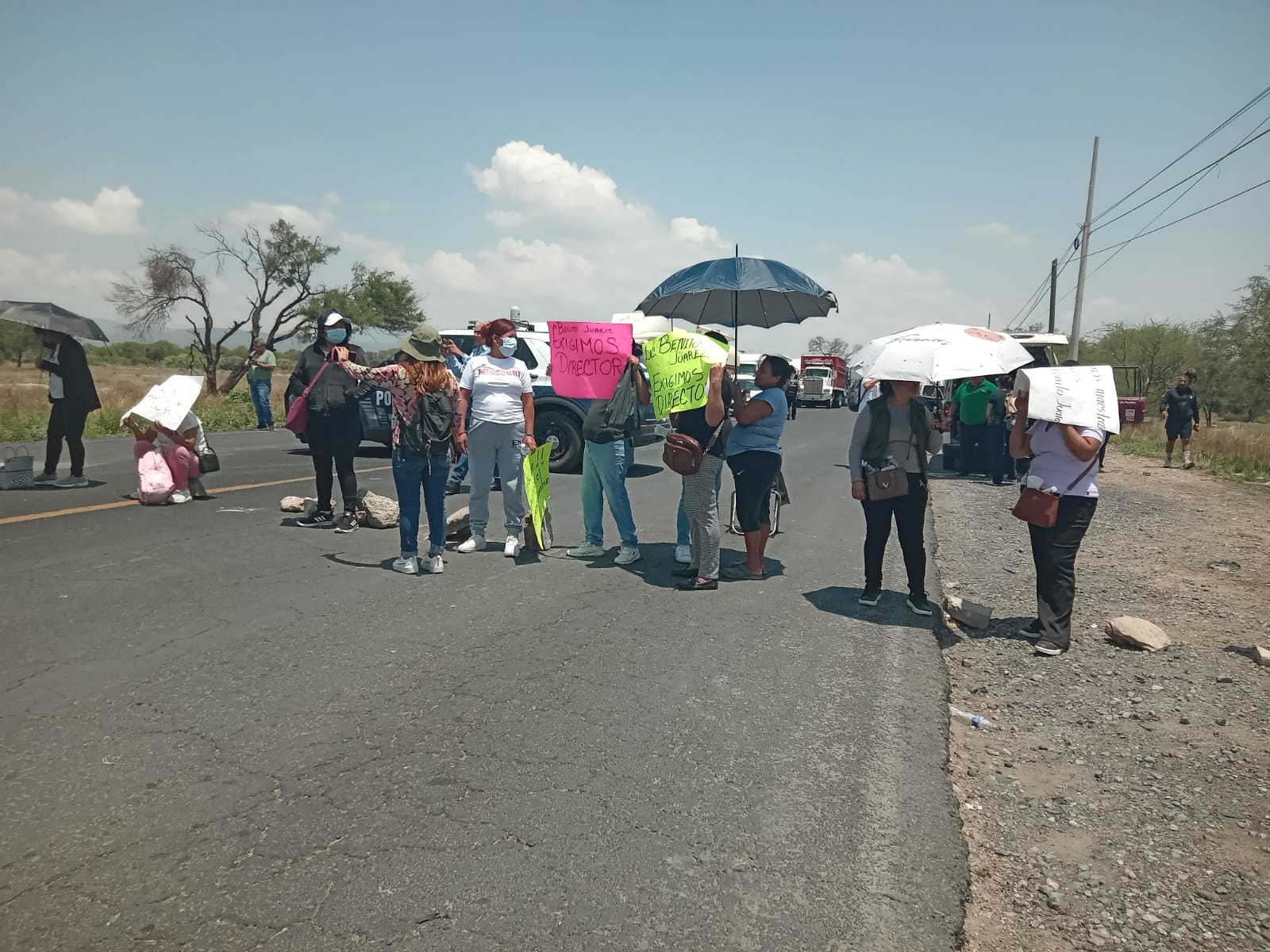 Padres de familia en Ajalpan bloquean la Tehuacán-Teotitlán, ante falta de maestros