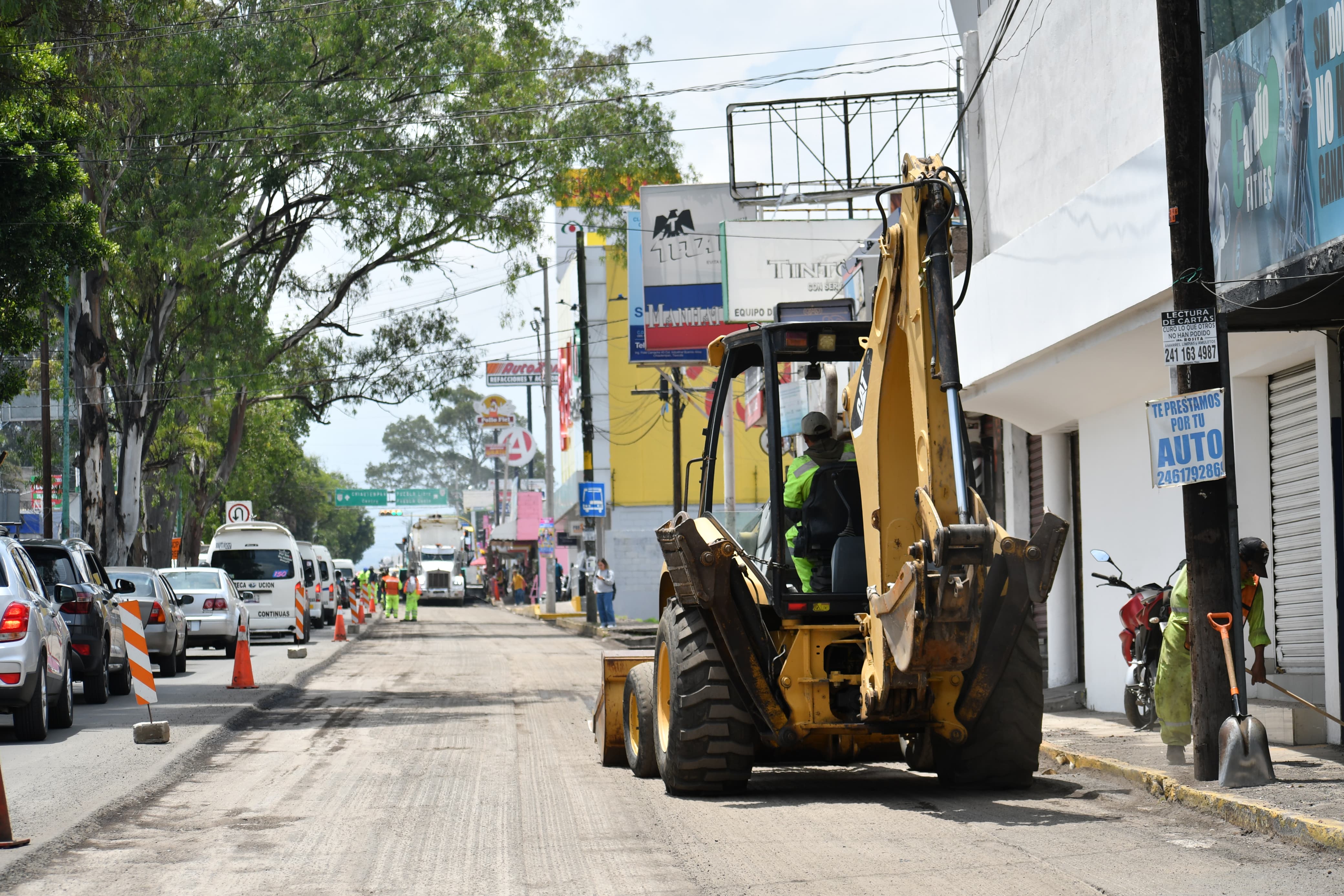 Caos vial por trabajos de reencarpetamiento en la carretera Tlaxcala-Chiautempan