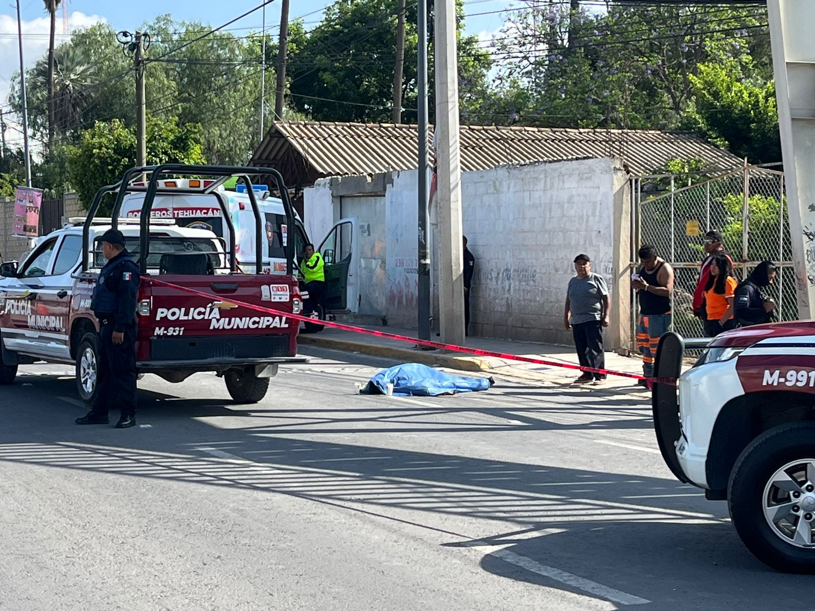 Muere al caer de puente peatonal, mientras retiraba publicidad