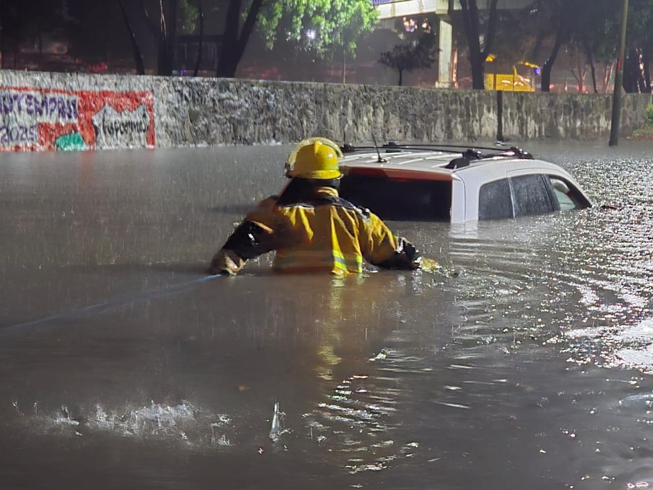 Una camioneta se quedó atrapada por la inundación, tras la lluvia de esta tarde en Tlaxcala