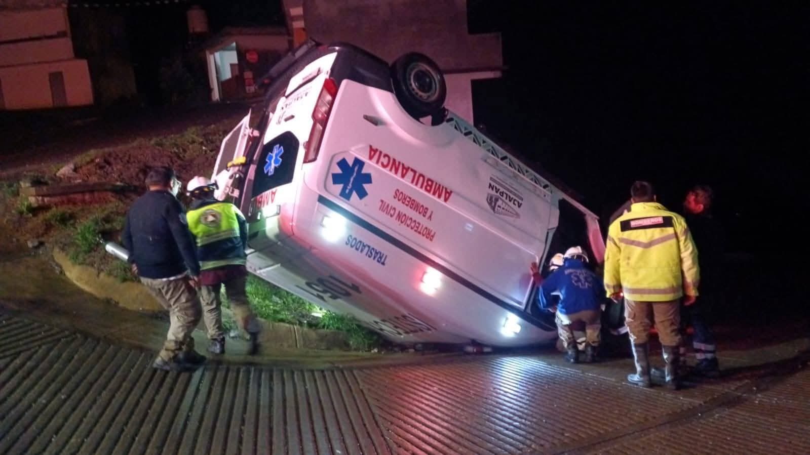 Vuelca ambulancia de PC de Ajalpan en la Sierra Negra
