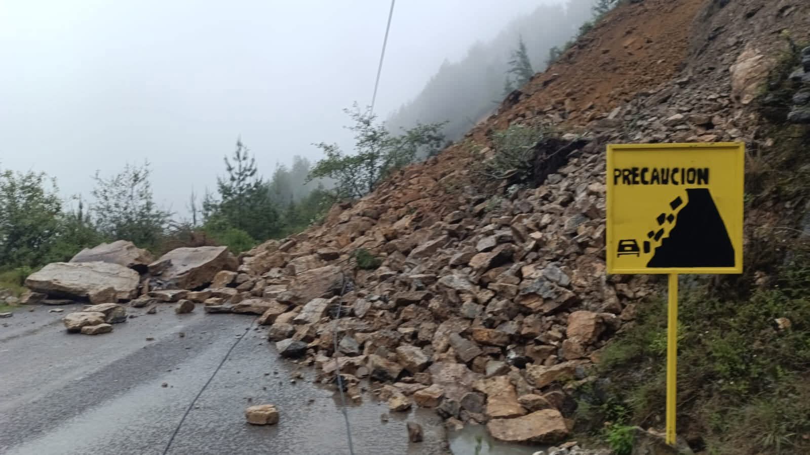Continúa cerrada la carretera Azumbilla-Tlacotepec en la Sierra Negra por derrumbes