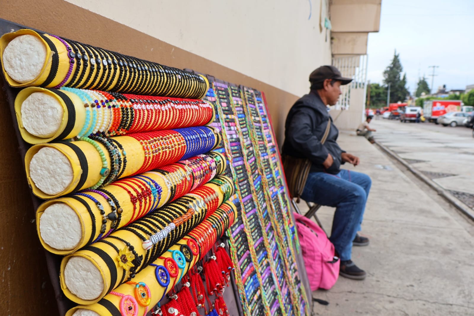 Entre hilos y nombres, la pasión de Don Avelino por las pulseras