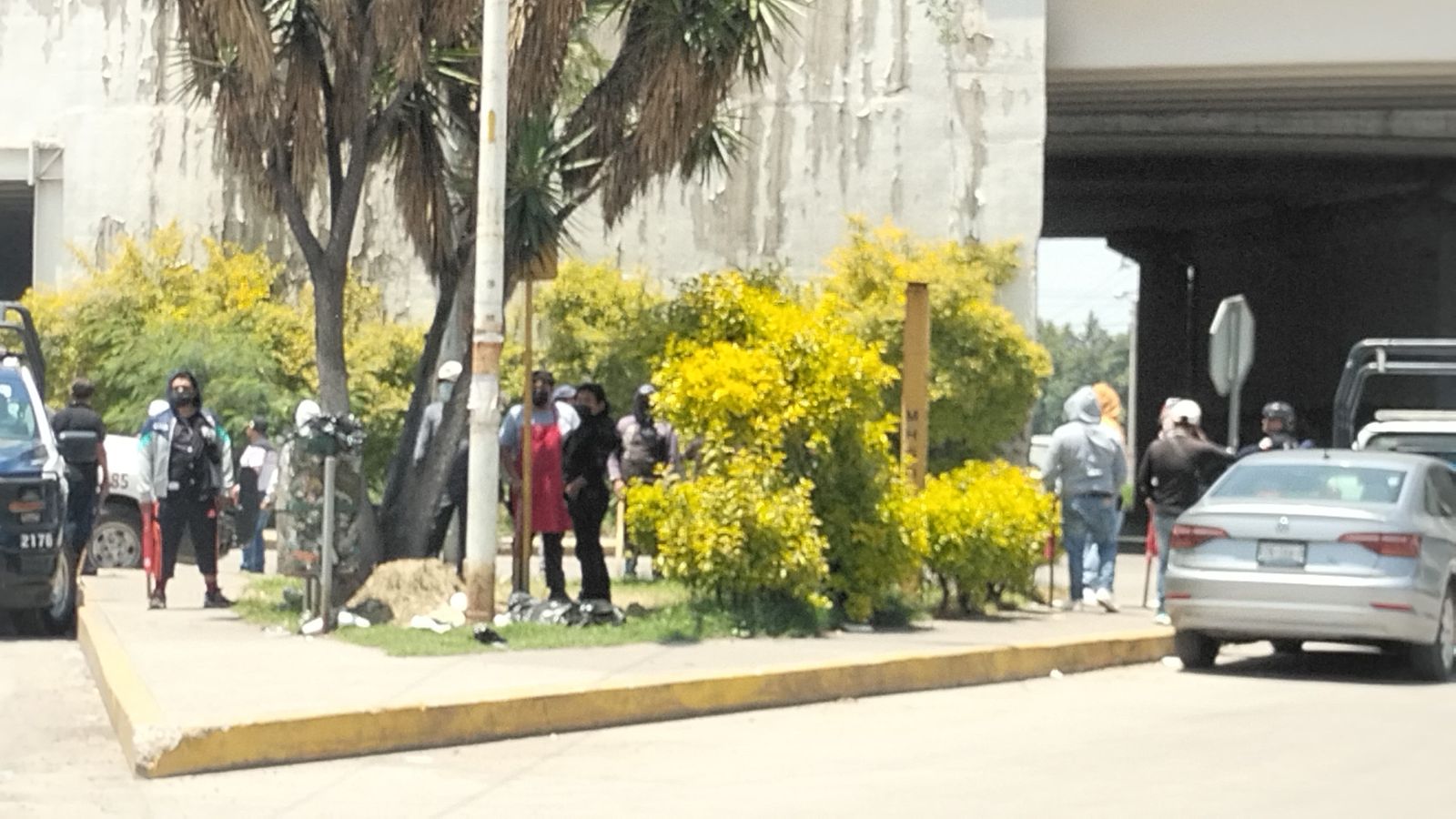 28 de Octubre y Antorcha Campesina protagonizan pelea por espacios afuera del Hospital de Traumatología
