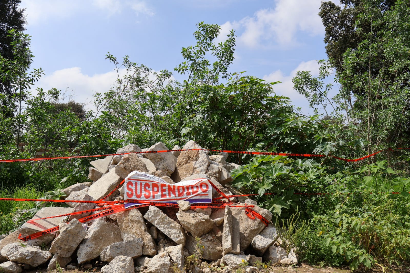 Denuncian daño ambiental por escombro en barranca de Mazatecochco