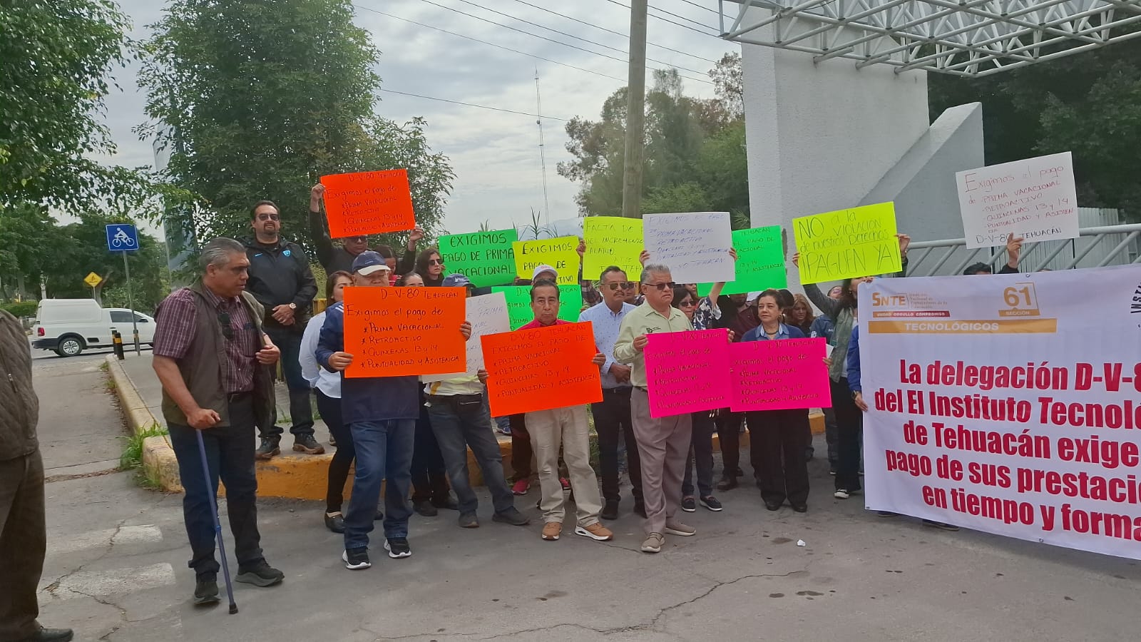 Trabajadores del Tecnológico de Tehuacán se manifiestan para exigir pago de prestaciones 