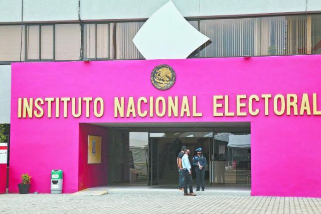 INE estaría multando a candidatos que aparecieron en acordeones