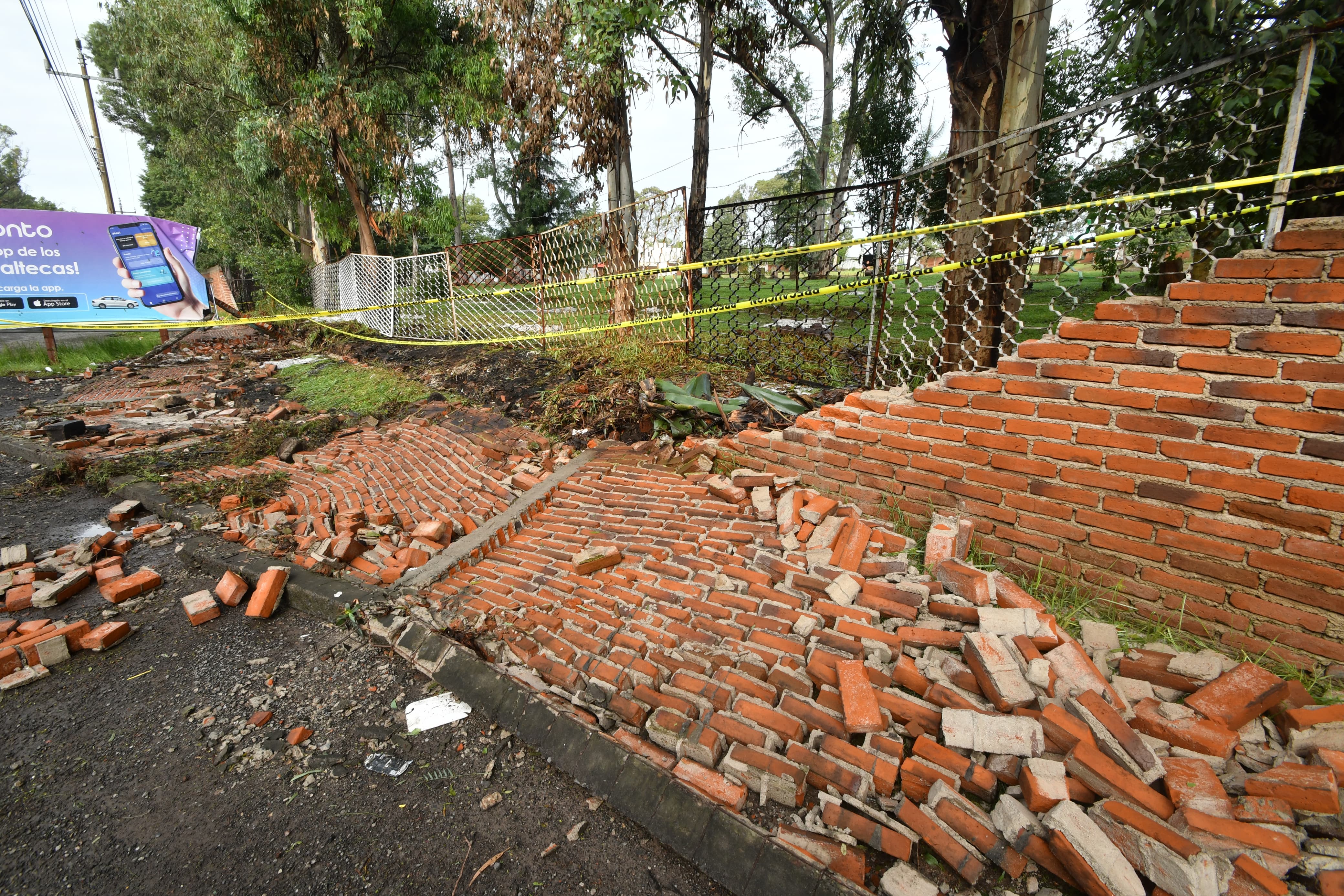 Colapsa barda perimetral del CBTis 03 de Tlaxcala por la intensa lluvia 
