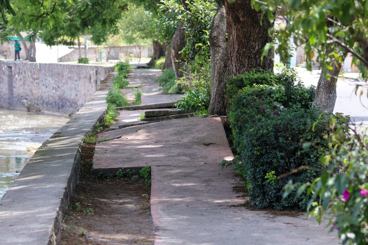 Vecinos denuncian mal estado de banqueta junto al río Zahuapan en Totolac