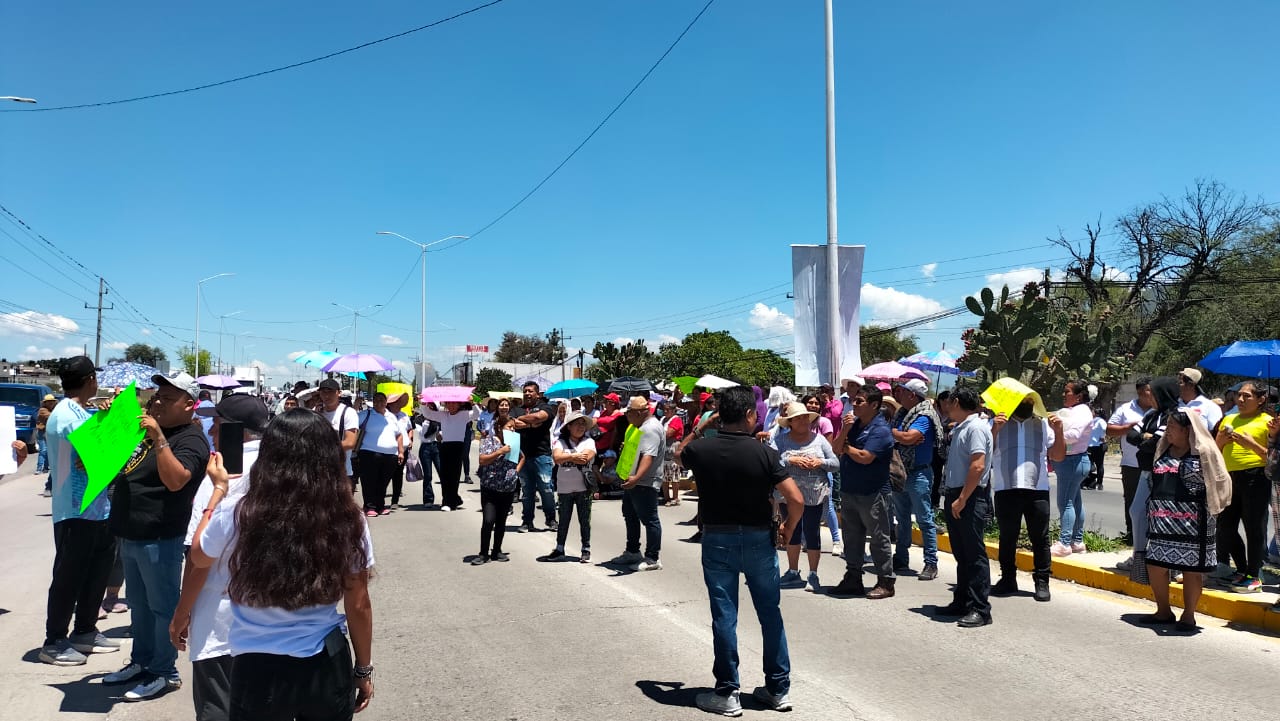 Comerciantes del mercado La Purísima de Tehuacán bloquean la México-Veracruz
