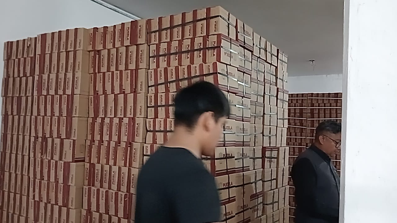Realizan productores de calzado de Tehuacán primer envío de zapatos escolares al gobierno estatal