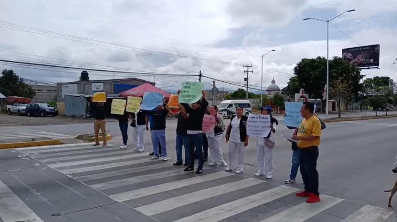 Protestan trabajadores del hospital de la Mujer y Neonatología de Tehuacán por basificación y salarios dignos