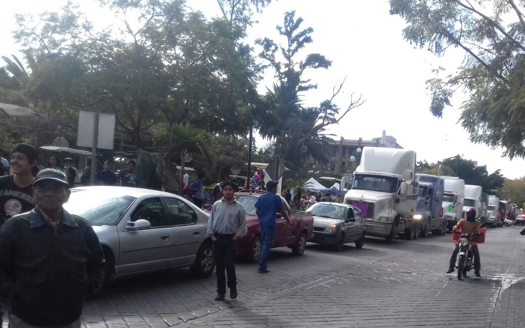 Transportistas protestan en centro de Tehuacán por alza a combustibles