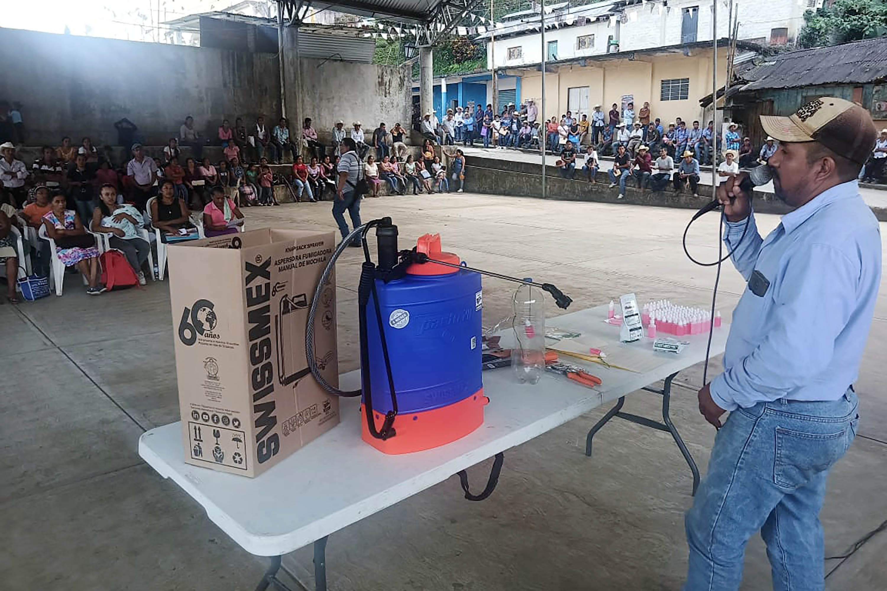 Entregan paquetes para proteger producción de café poblano del gusano barrenador 