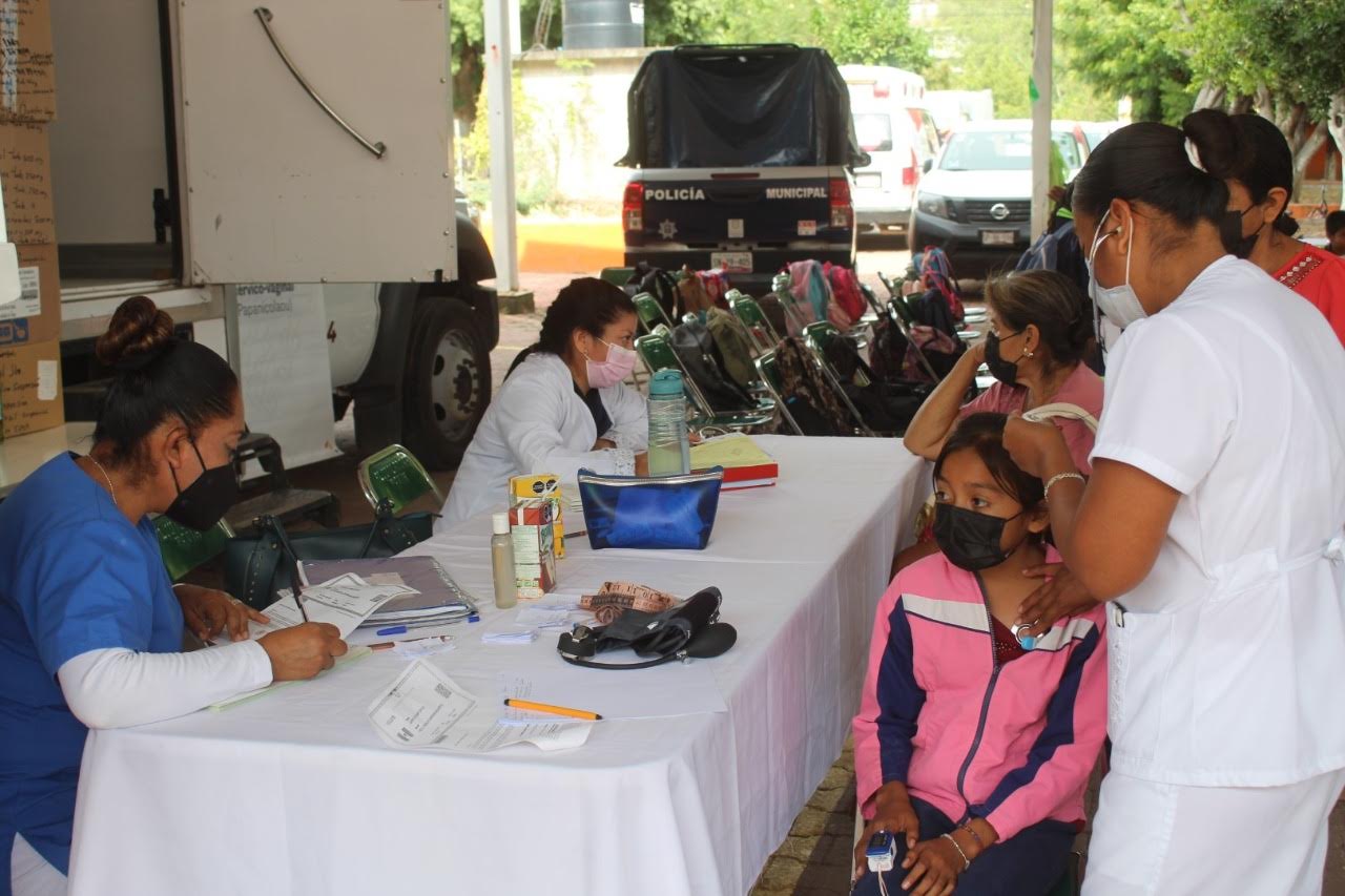Llevan jornada de salud a Tecomatlán