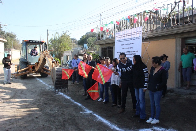 Autoridades rehabilitan alcantarillado en calles de Chachapa