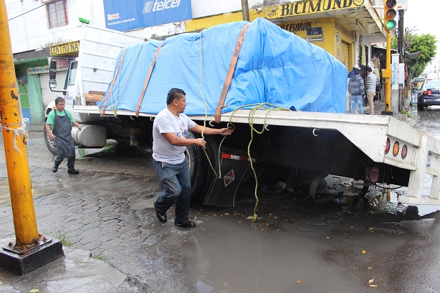 Obra recién entregada se hunde y se lleva camión, en Tehuacán