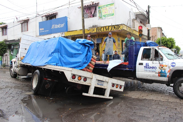 Obra recién entregada se hunde y se lleva camión, en Tehuacán