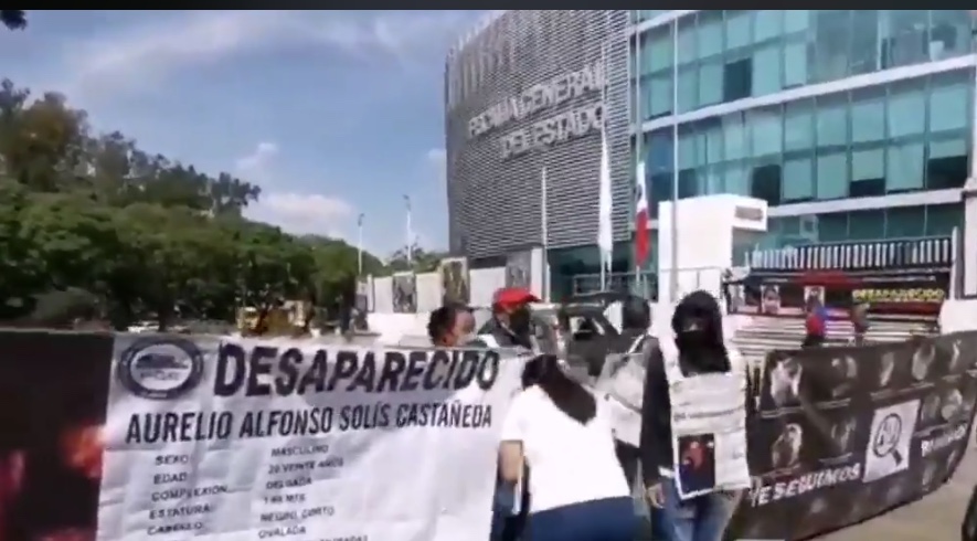 Protestan frente a FGE por desaparición de 3 jóvenes de Xicotepec