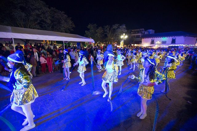 Desfile navideño ilumina las calles del centro de  Chignahuapan 